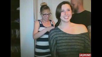 Две девушки плетут косу с длинными волосами и мигают сиськами - другие эпизоды на jasminfuck.com
