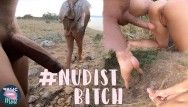 Adolescente nudista con edad legal y llena de semen en una playa pública